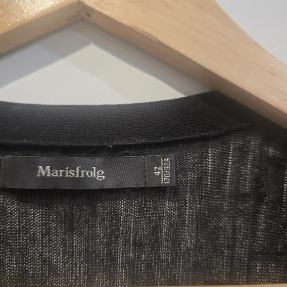 Chic Black Button-Front Cardigan - Picture 3 of 3